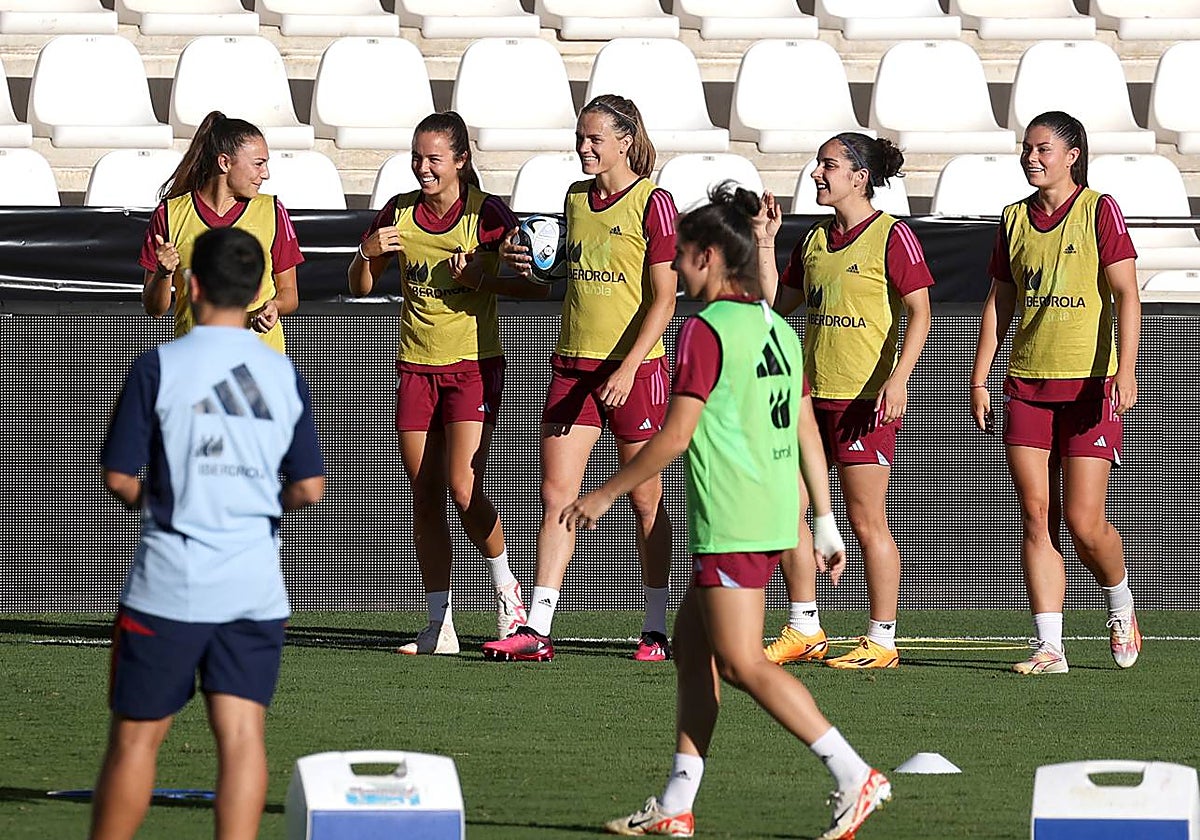 La selección española femenina entrena en El Arcángel