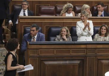 Yolanda Díaz improvisa y renuncia a intervenir tras la espantada de Sánchez y veta a Podemos
