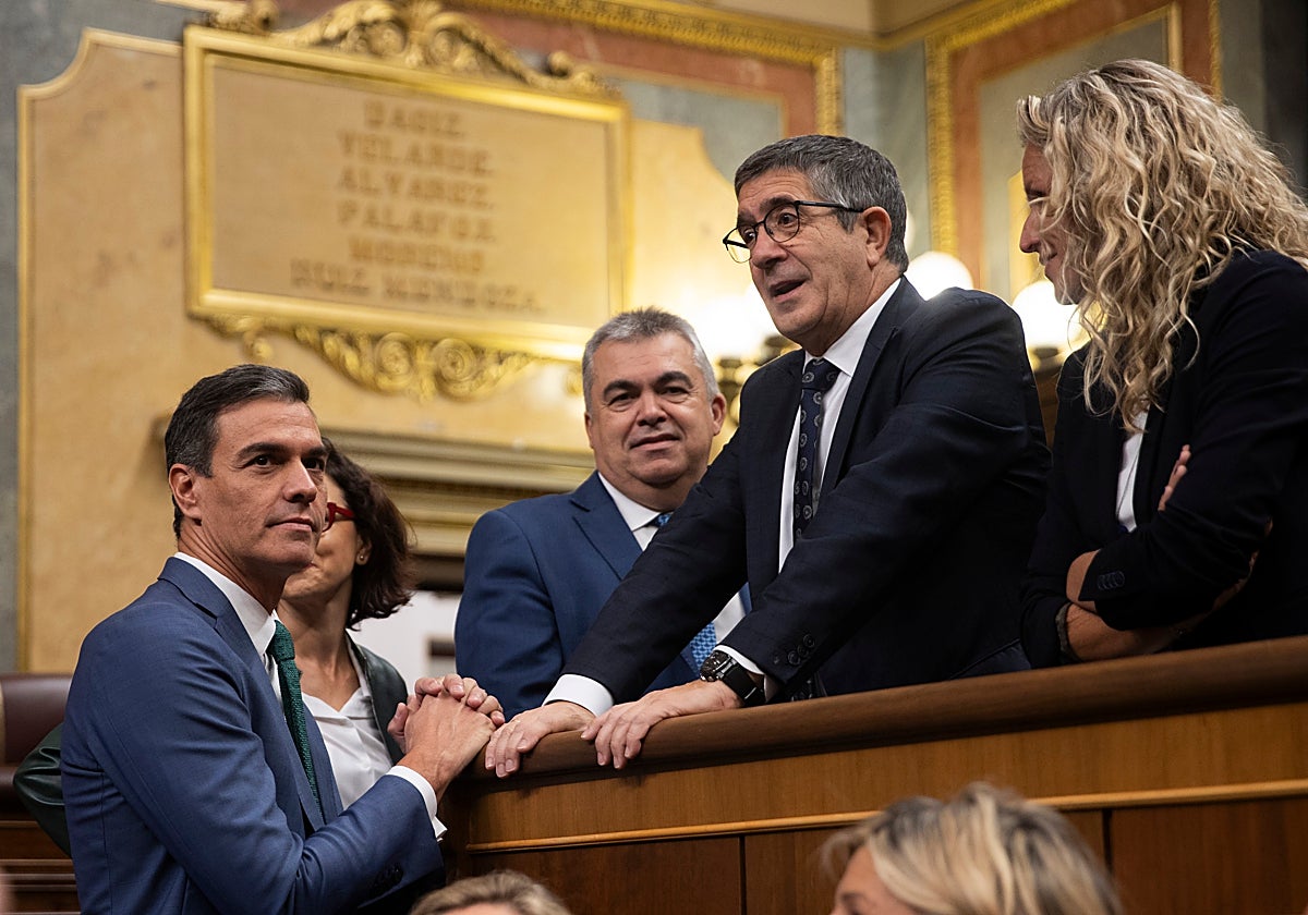 Pedro Sánchez y el portavoz del Grupo Socialista, Patxi López, durante el debate de investidura de este martes