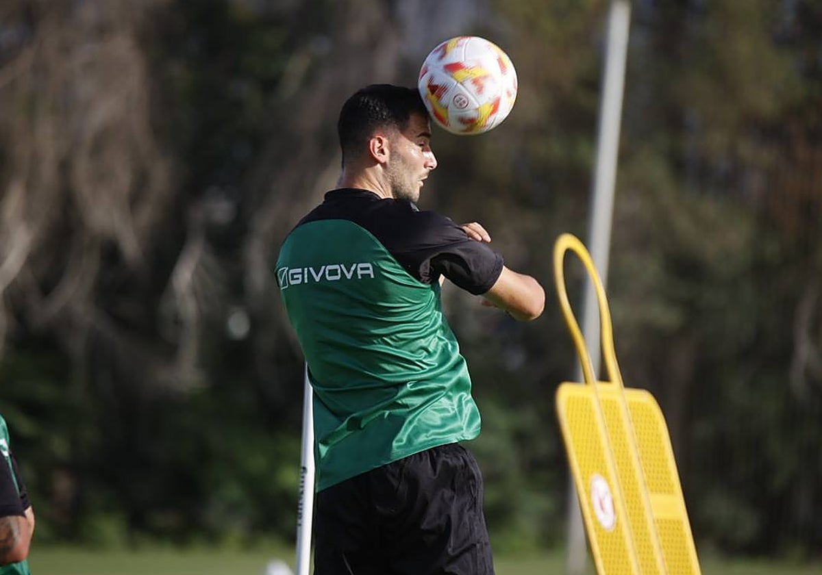 Carlos Albarrán cabecea un balón durante un entrenamiento