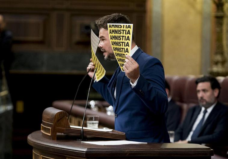 Gabriel Rufián, portavoz de ERC, mostrando unos carteles de amnistía en el Congreso