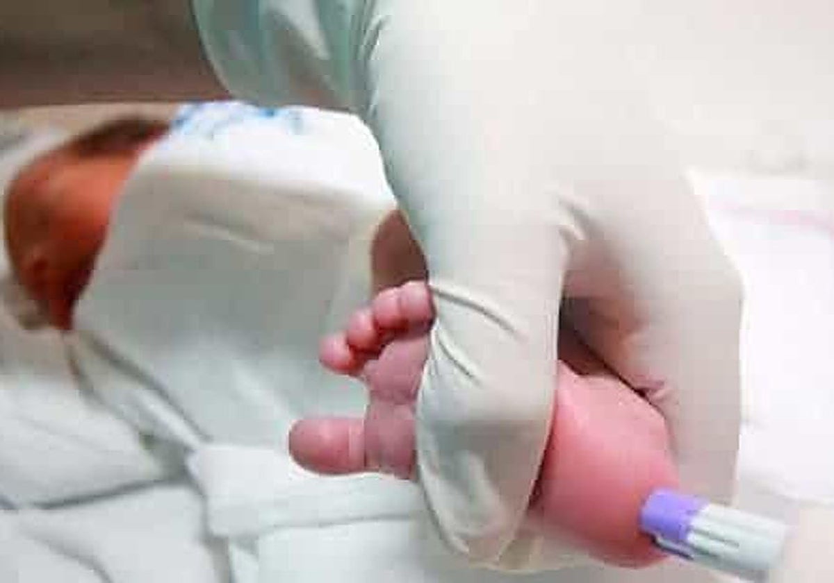 Publicadas en el DOCM las 27 enfermedades que se rastrearán en los bebés recién nacidos de Castilla-La Mancha