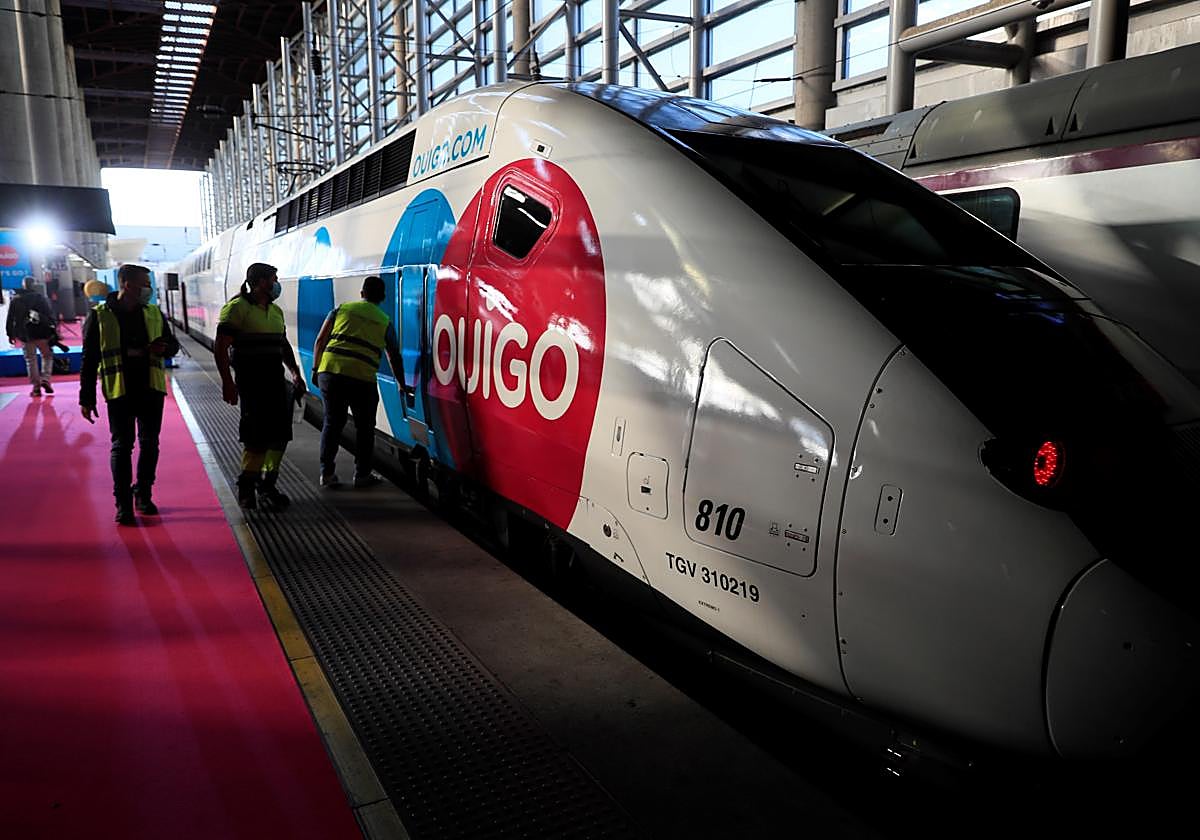 Un tren de Ouigo en la estación de Atocha
