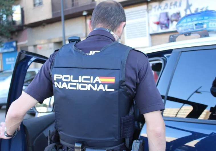 Un agente de la Policía Nacional sacado del archivo