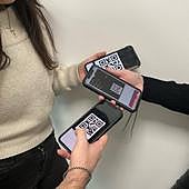 Nuevo fraude con QR: estafados varios padres al escanear un QR de extraescolares pegado en colegios de Madrid