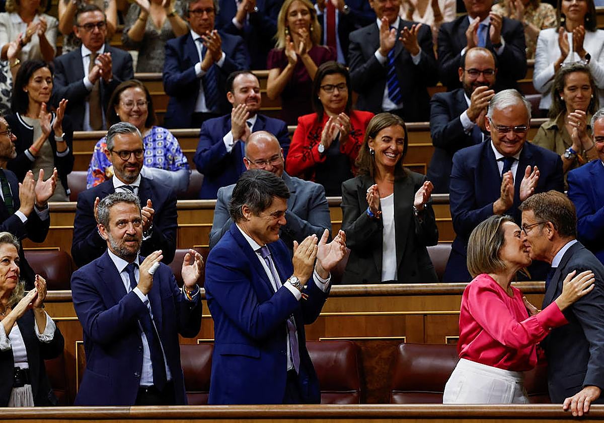 Feijóo besa a Cuca Gamara ante el aplauso de la bancada popular tras perder la votación.
