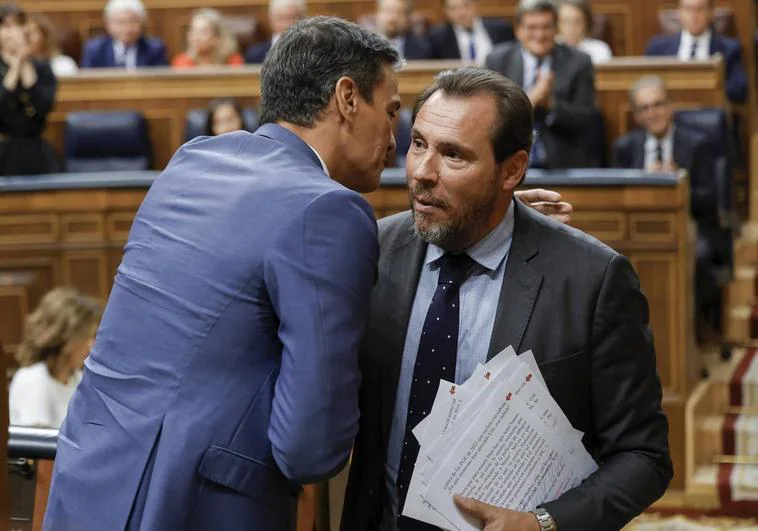 Óscar Puente con Pedro Sánchez en el Congreso