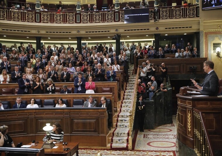 El candidato a la investidura, Alberto Núñez Feijóo, aplaudido por su bancada en un momento del debate