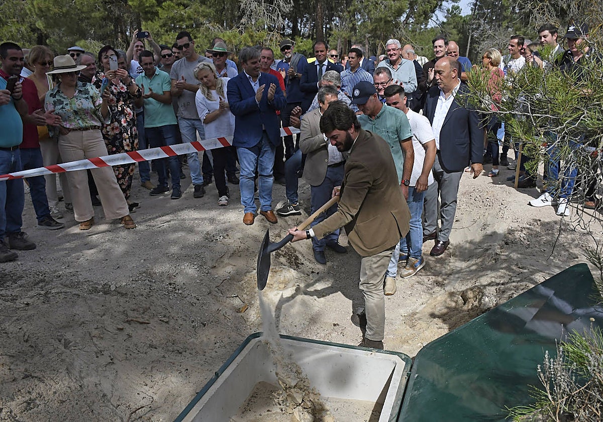 El vicepresidente de la Junta de Castilla y León, Juan García-Gallardo, en el acto de colocación de la primer piedra de las obras de modernización del regadío de El Carracillo (Segovia)