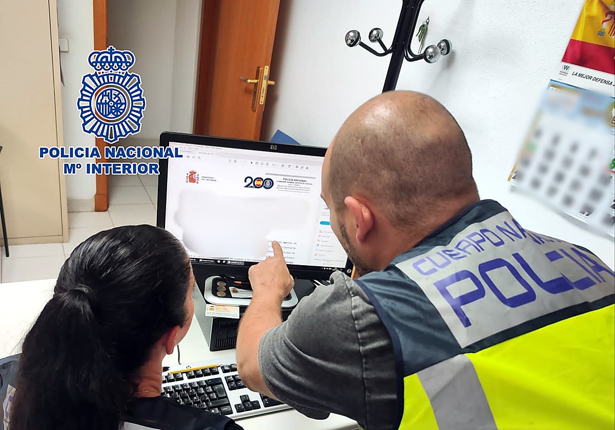 Imagen de dos agentes de la Policía Nacional