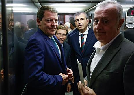 Imagen secundaria 1 - 1. El presidente murciano, Fernando López Miras | 2. El alcalde de Madrid, José Luis Martínez-Almeidam cib ek presidente de Castilla y León, Alfonso Fernández Mañueco | 3. El jefe del Ejecutivo andaluz, Juanma Moreno