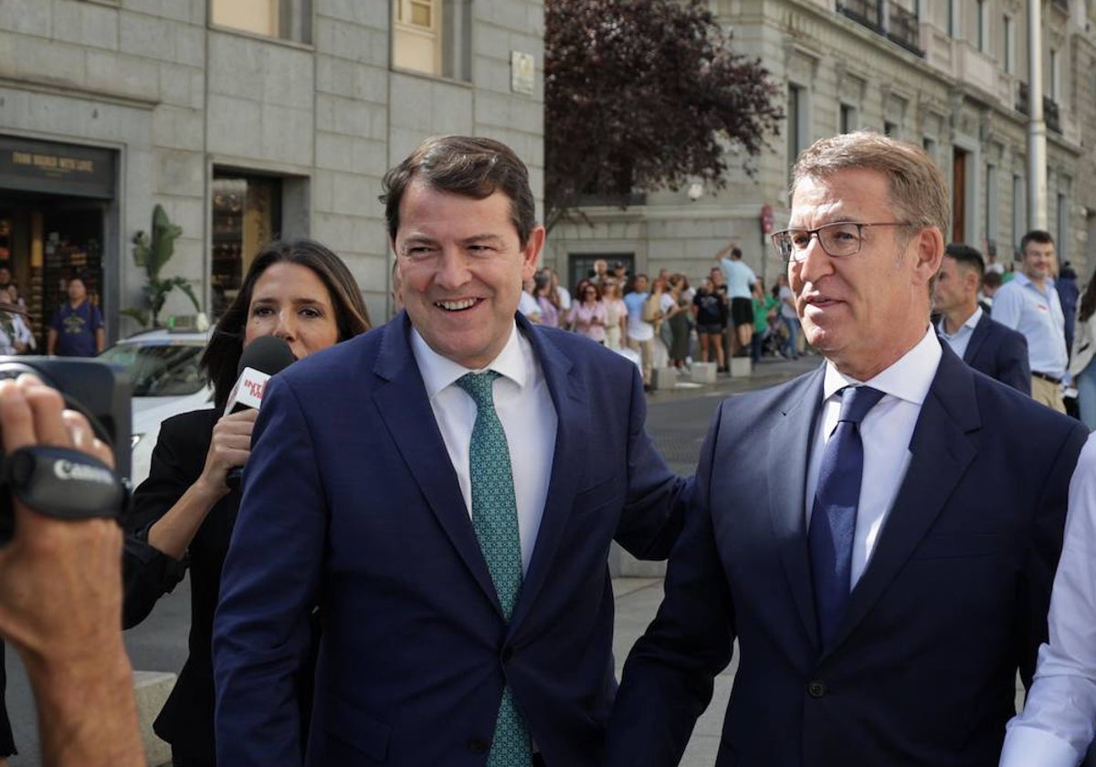 El presidente de la Junta Castilla y León, Alfonso Fernández Mañueco y el líder del PP, Alberto Núñez Feijóo