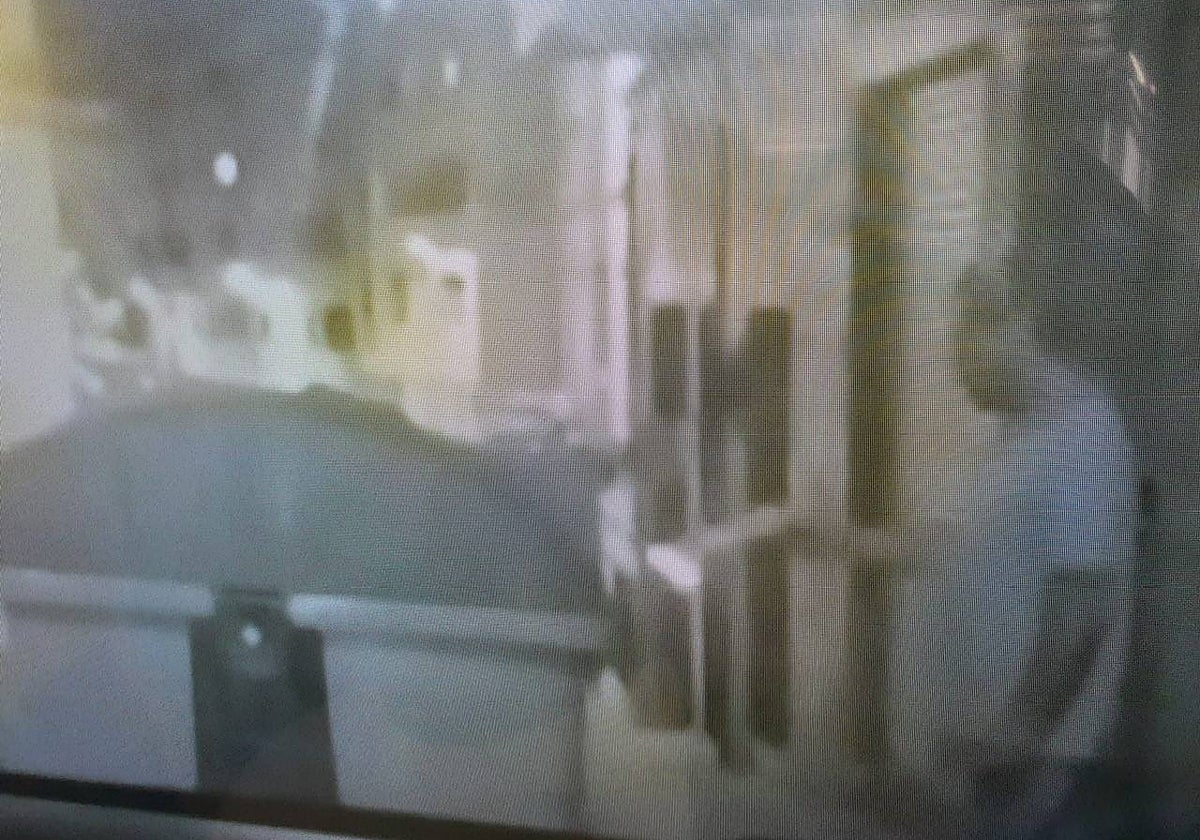 Imagen captada por la Policía Local de Burjassot del pirómano incendiando el contenedor