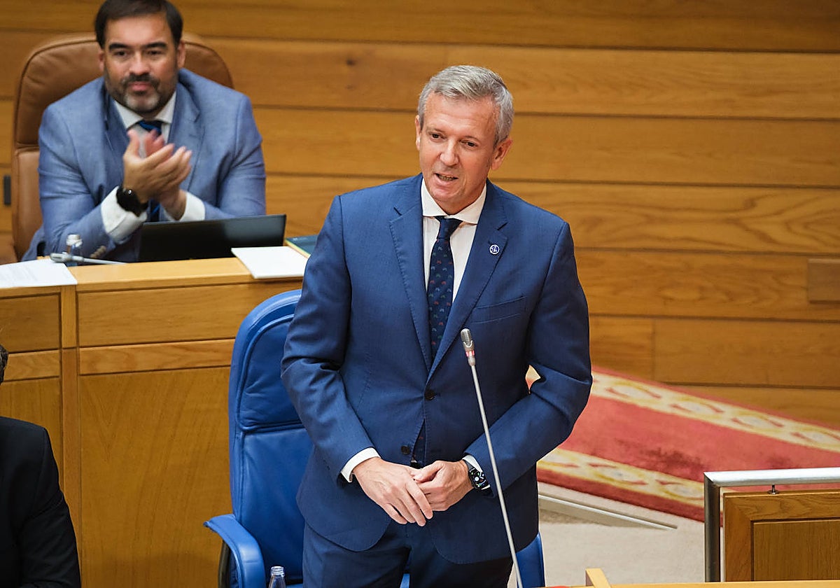 El presidente de la Xunta, Alfonso Rueda, durante la sesión de control de este miércoles en el Parlamento