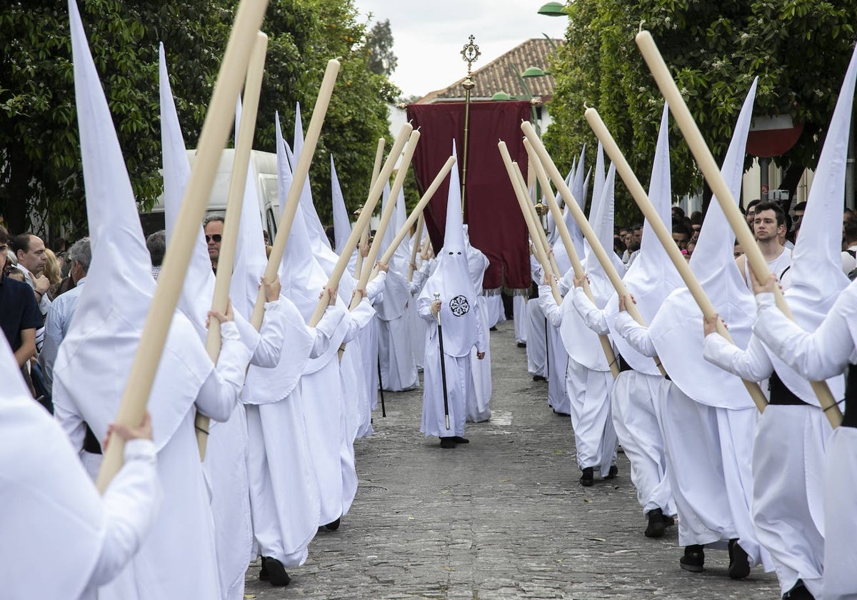 Nazarenos de la Presentación al Pueblo, por las calles de Cañero el Sábado de Pasión