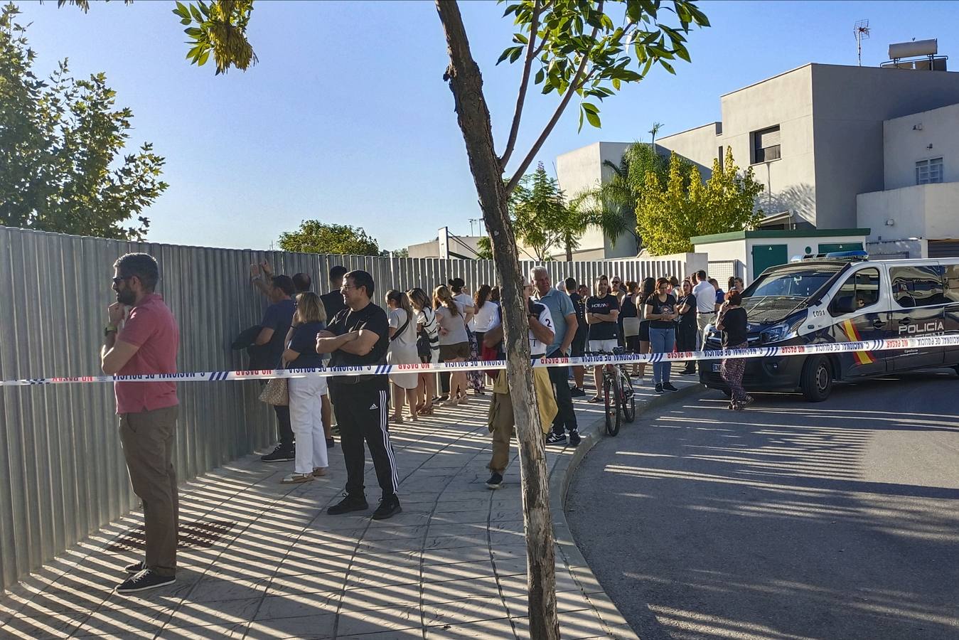 Padres y familiares de los alumnos del Instituto de Educación Secundaria (IES) Elena García Armada de Jerez de la Frontera (Cádiz) donde un menor ha herido a tres profesores y a dos alumnos, esperando la salida de los estudiantes