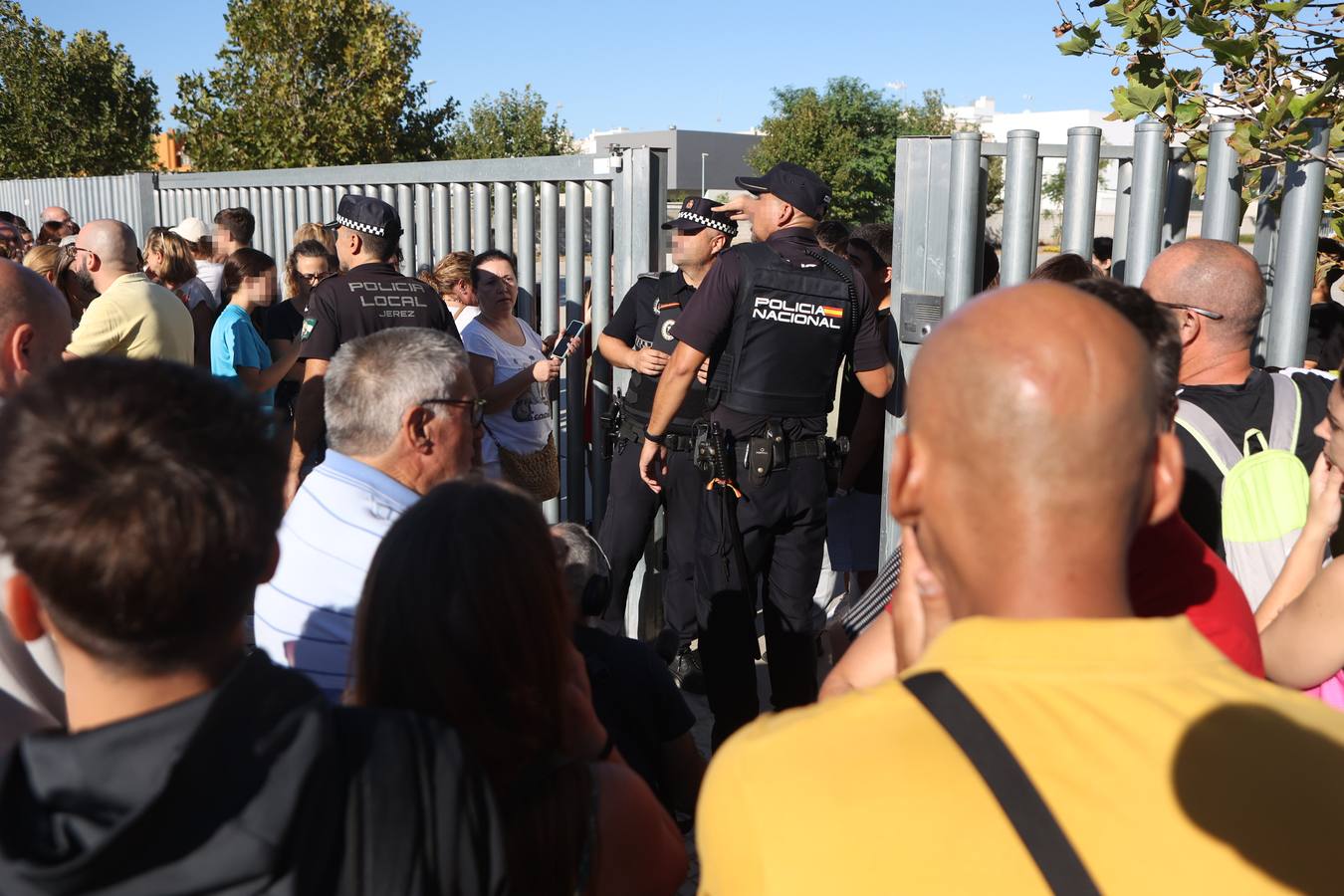 Policías ante el Instituto de Educación Secundaria (IES) Elena García Armada de Jerez de la Frontera (Cádiz), donde un menor ha herido a tres profesores y a dos alumnos