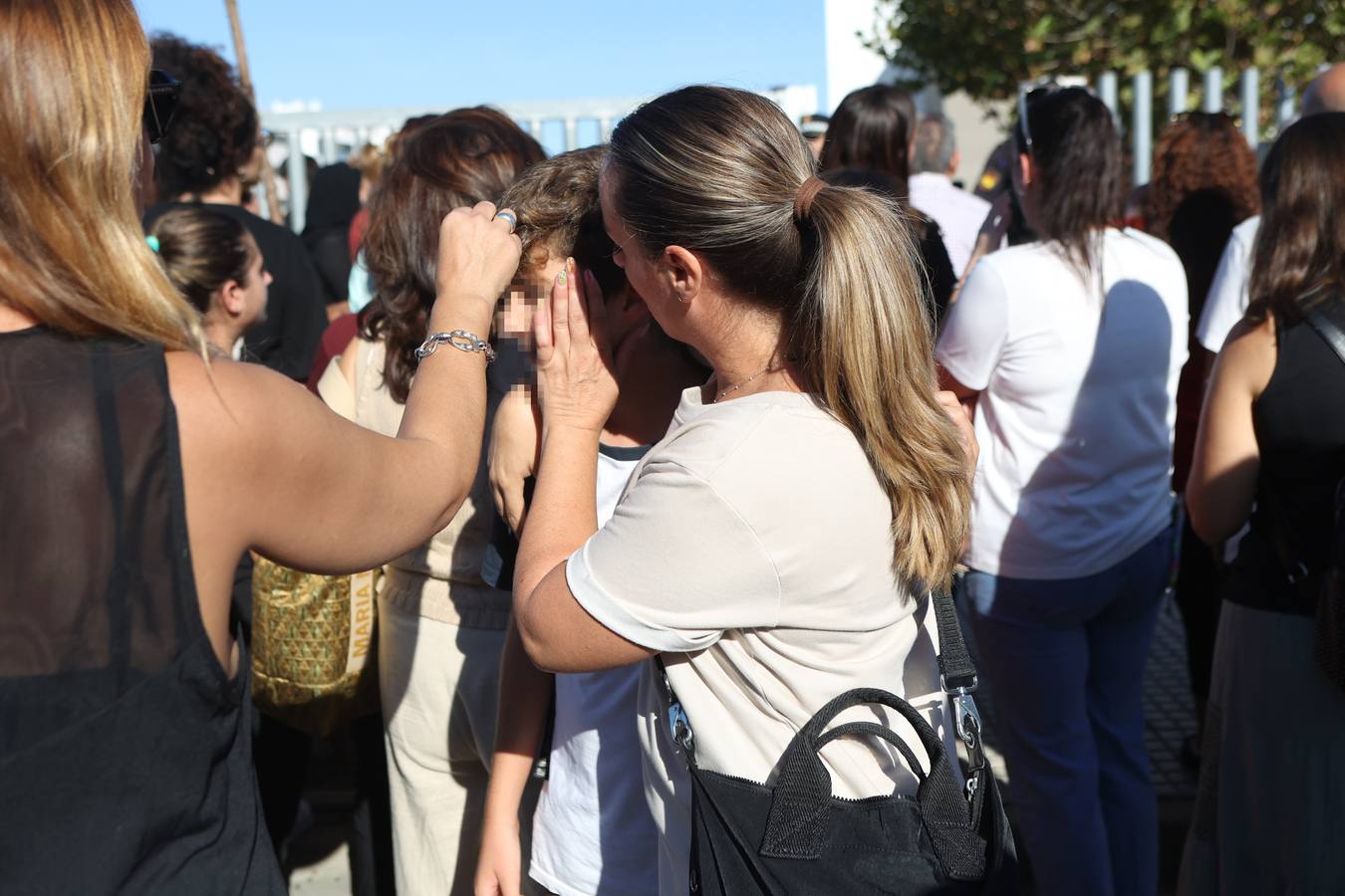 Una mujer abraza a uno de los estudiantes del Instituto de Educación Secundaria (IES) Elena García Armada de Jerez de la Frontera (Cádiz), a su salida del centro