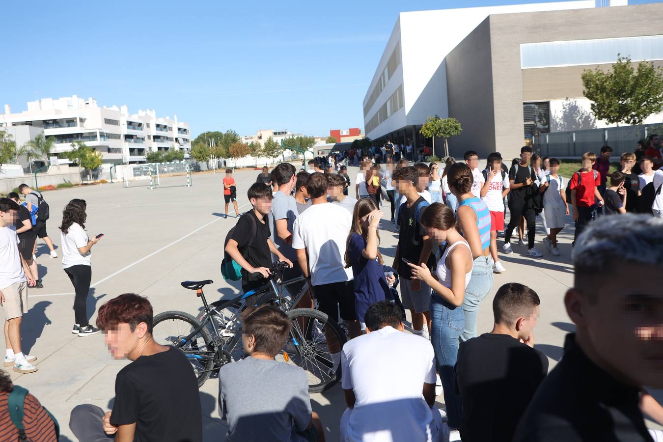 Alumnos del Instituto de Educación Secundaria (IES) Elena García Armada de Jerez de la Frontera (Cádiz), en el que un menor ha herido con arma blanca a tres profesores y dos estudiantes