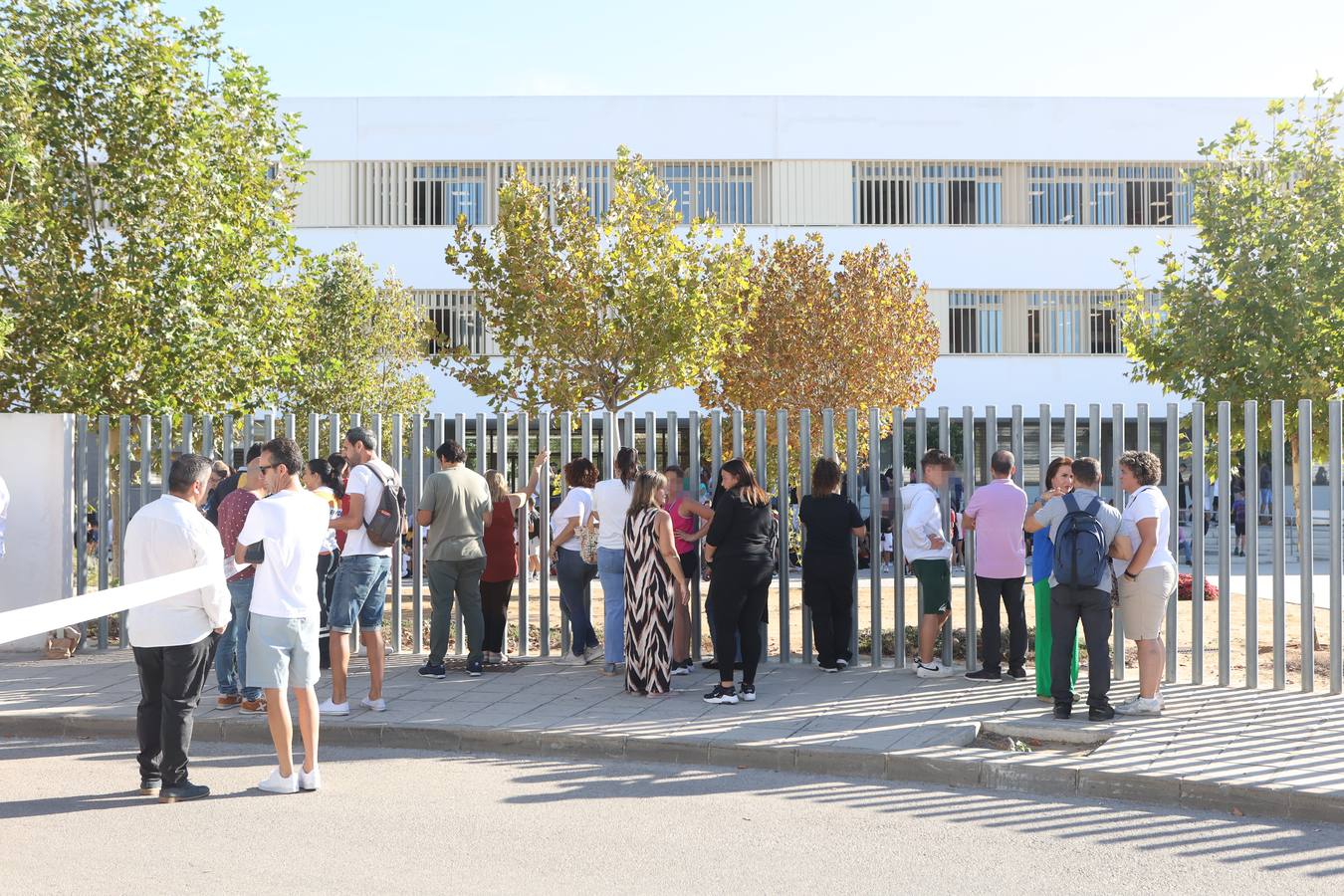Tensa espera a las puertas del Instituto de Educación Secundaria (IES) Elena García Armada de Jerez de la Frontera (Cádiz) de los padres y familiares de los alumnos d﻿e este centro en el que menor ha herido a tres profesores y a dos alumnos