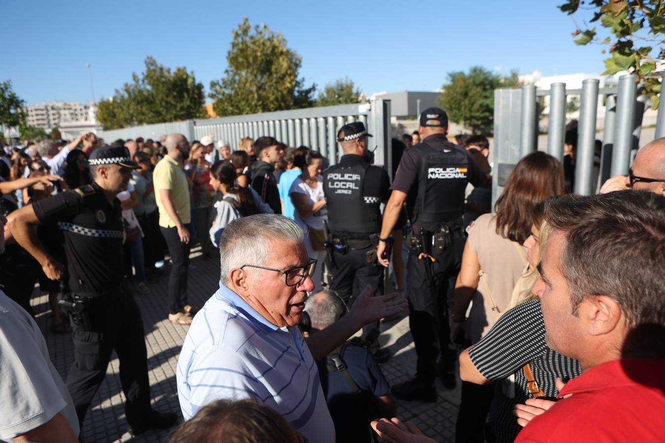 Padres y familiares de los alumnos del Instituto de Educación Secundaria (IES) Elena García Armada de Jerez de la Frontera (Cádiz) donde un menor ha herido a tres profesores y a dos alumnos, esperando la salida de los estudiantes