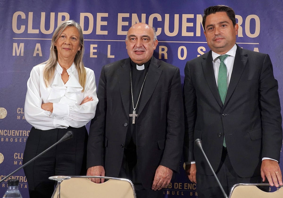 Imagen de monseñor Enrique Benavent antes de su intervención en el Club de Encuentro Manuel Broseta