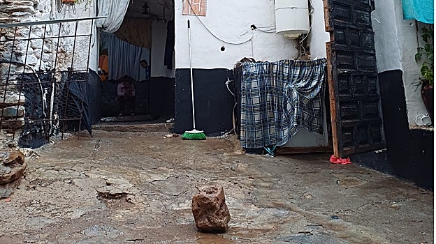 Una piedra de tamaño considerable desprendida delante de una vivienda