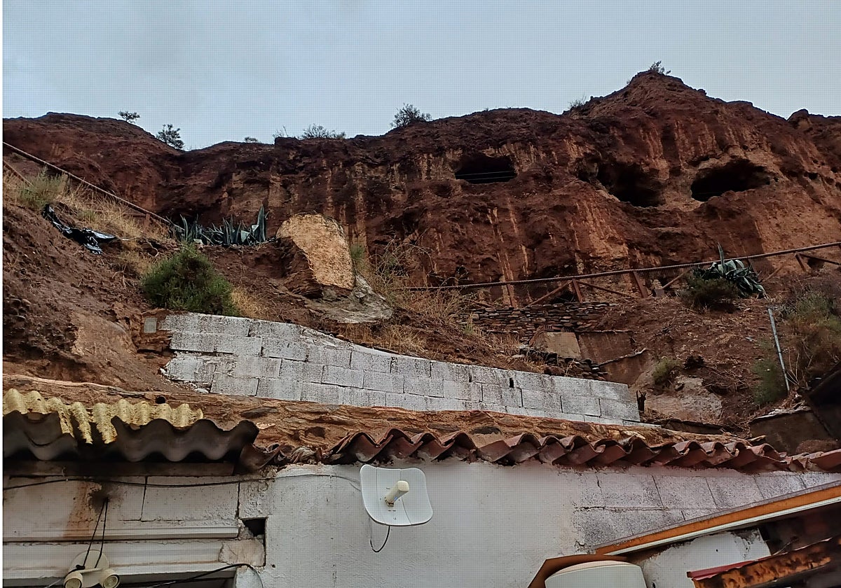 El Cerro del Castillejo y, en primer término, una de las cuevas amenazadas por su progresivo deterioro