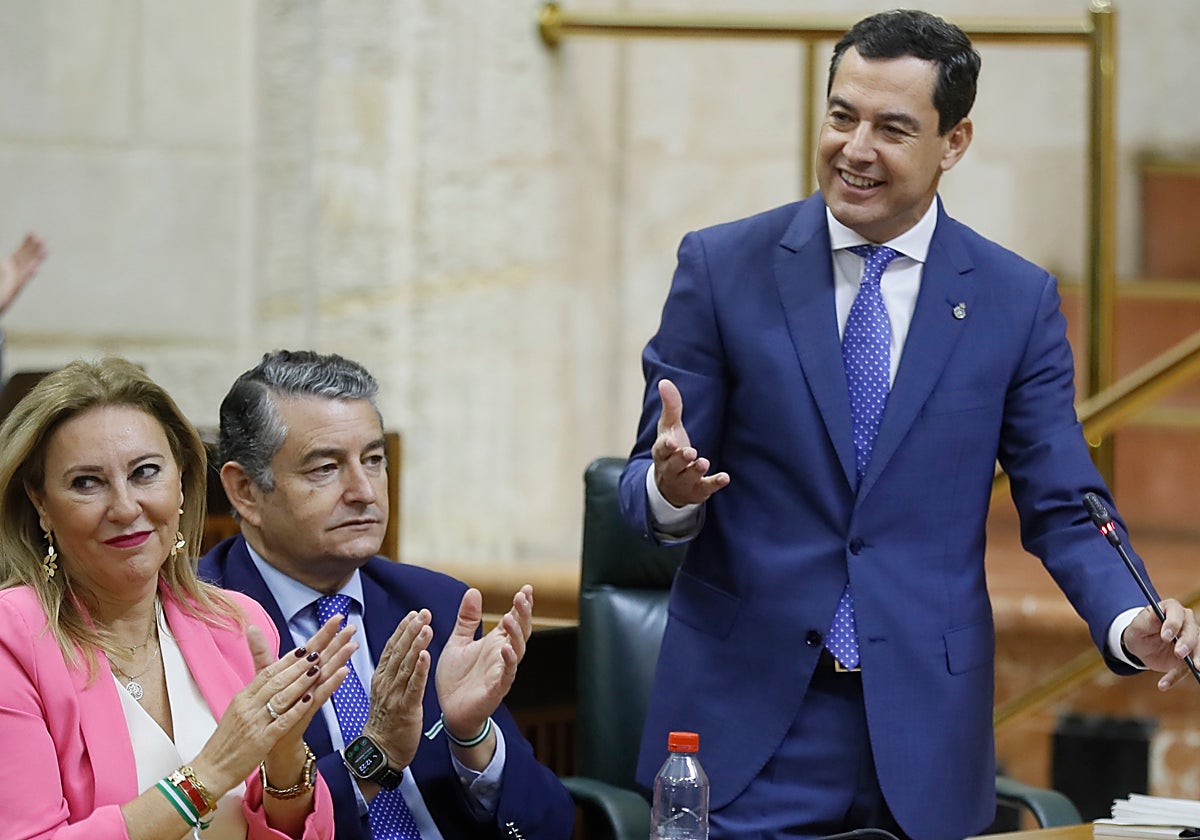 El presidente de la Junta de Andalucía, Juanma Moreno, durante la sesión de control parlamentario de este jueves