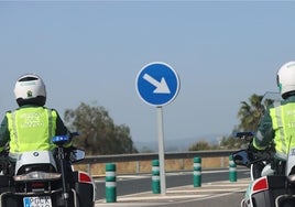 Accidente en Córdoba: Muere un motorista en Santaella al chocar con un camión