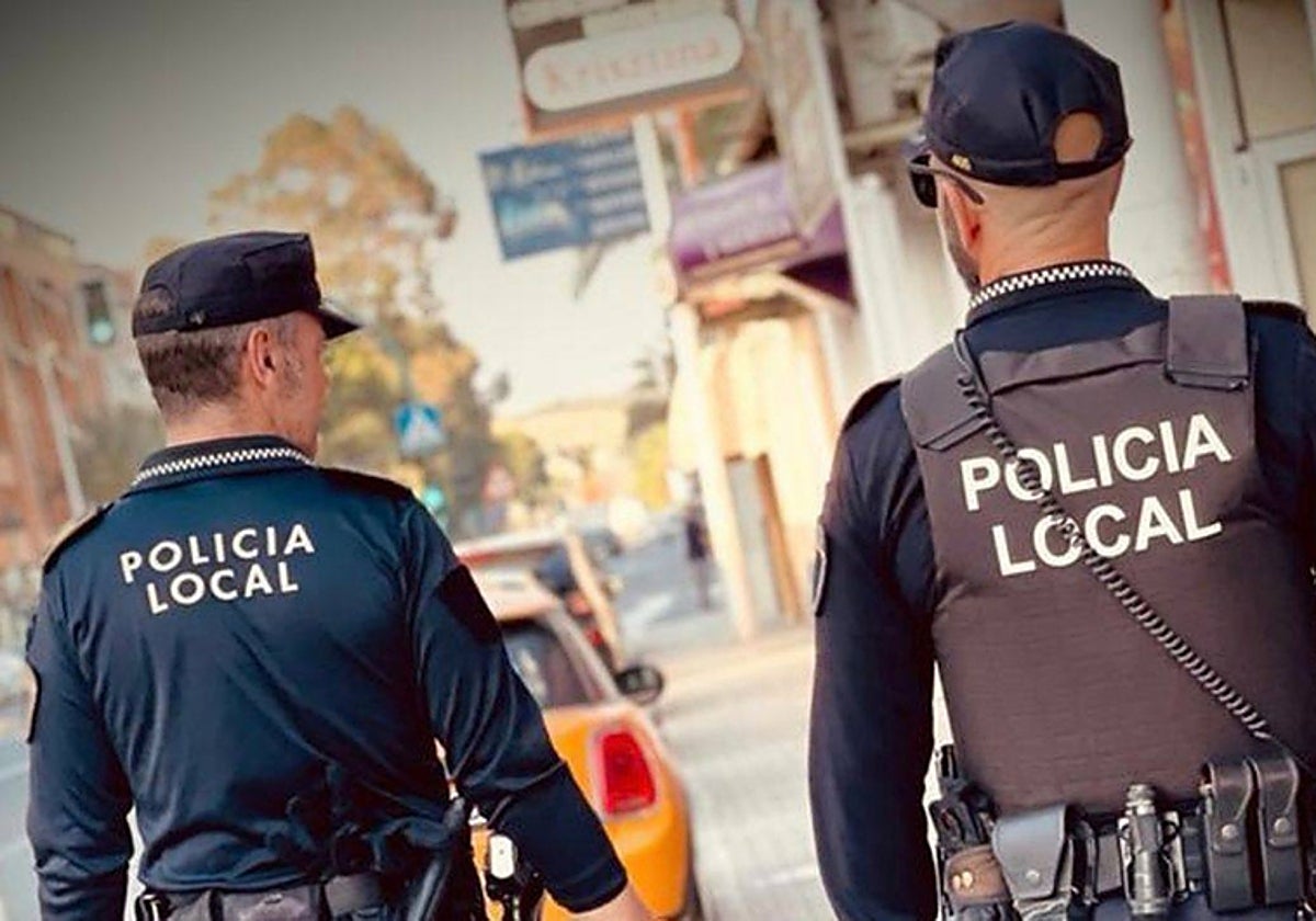 Dos agentes de la Policía Local de Elche, patrullando por la ciudad.