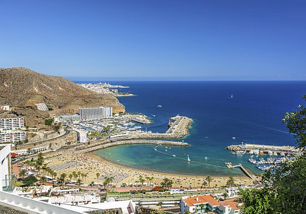 Vista aérea de Puerto Rico, en Gran Canaria, en foto de archivo