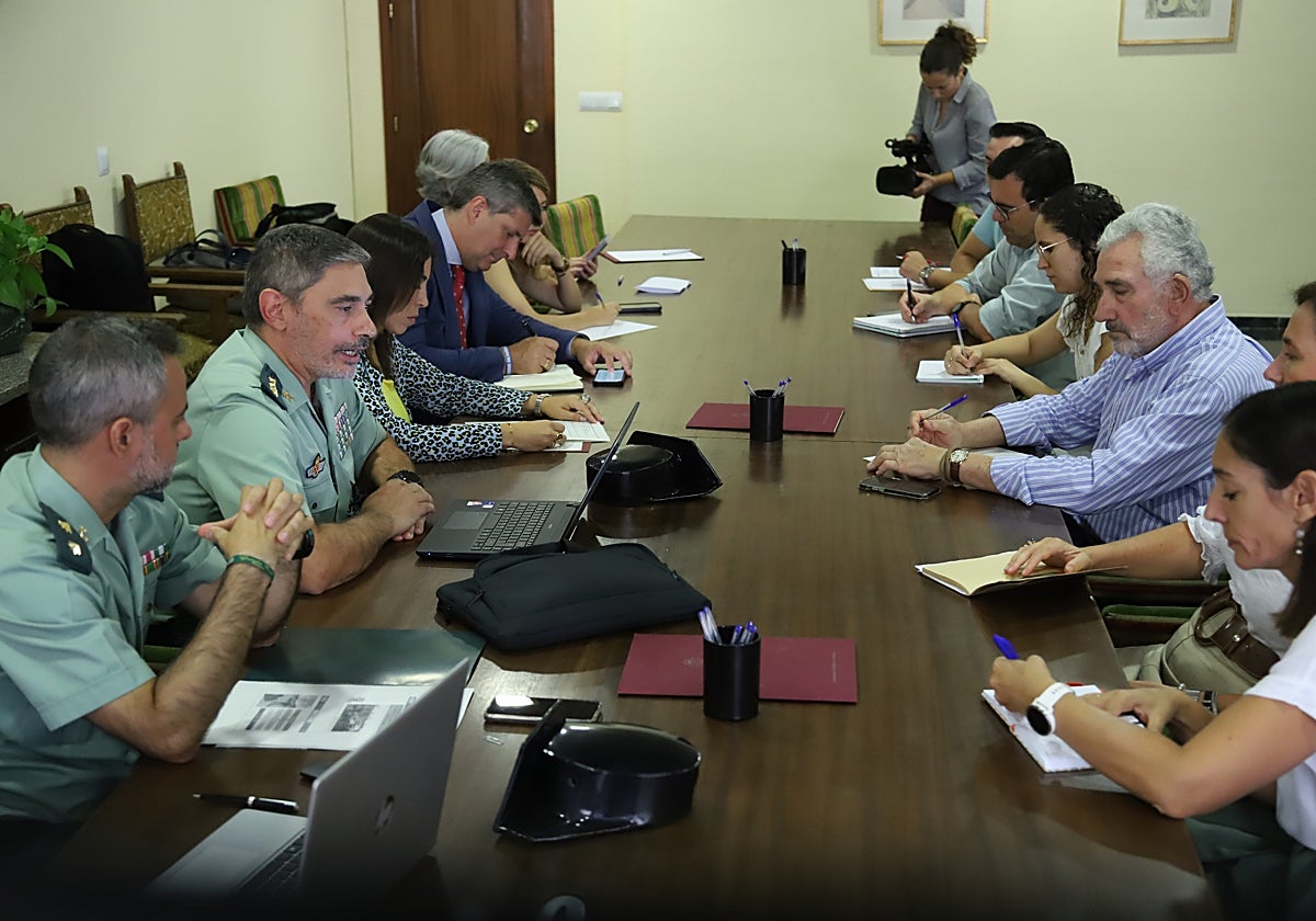 AMandos de la Guardia Civil y miembros del sector agrario en la mesa de coordinación de seguridad en Córdoba
