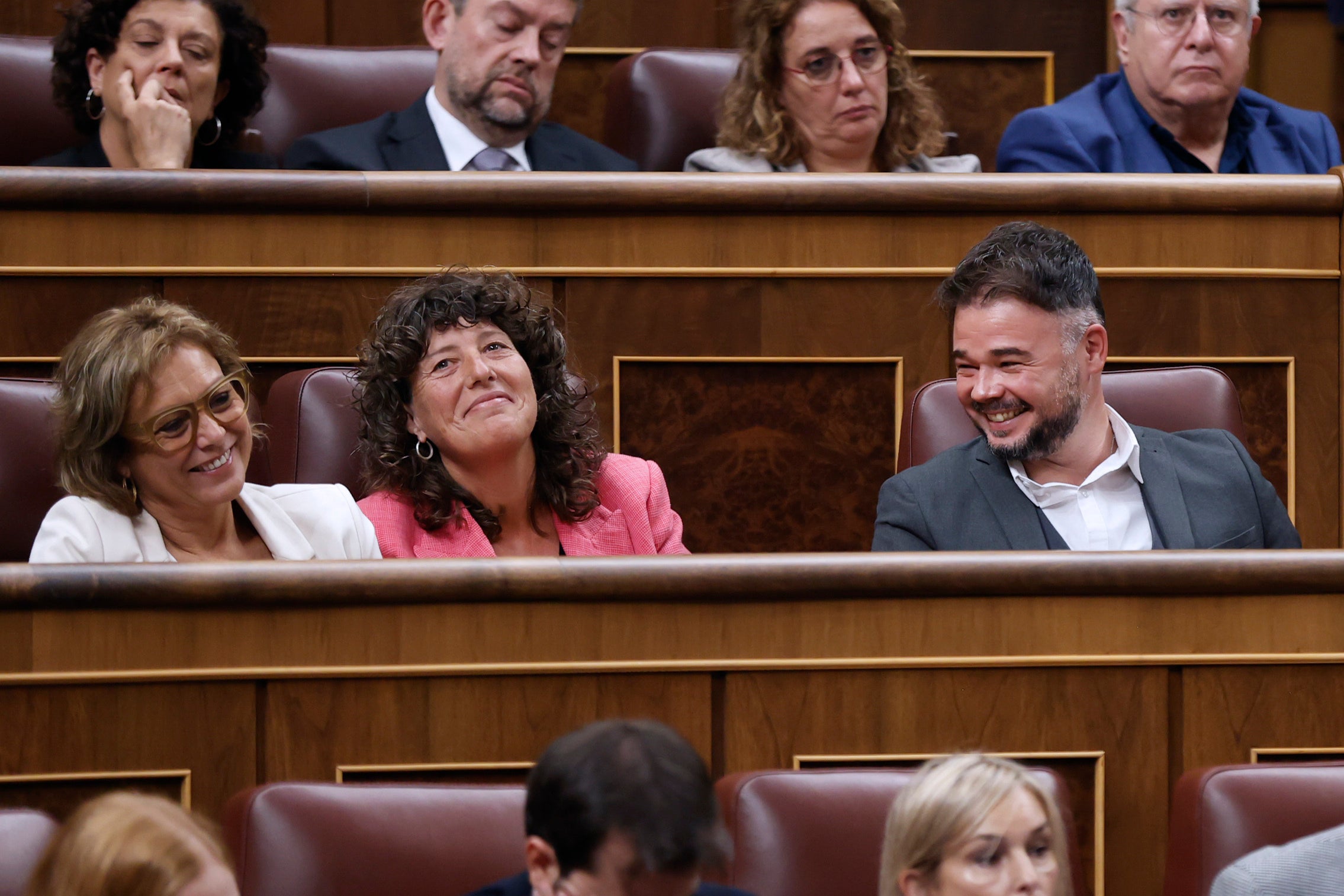 El portavoz de ERC, Gabriel Rufián (d) junto a las diputadas de su formación Teresa Jordà i Roura (c) y Montse Bassa (i) ríen durante la segunda votación a la investidura