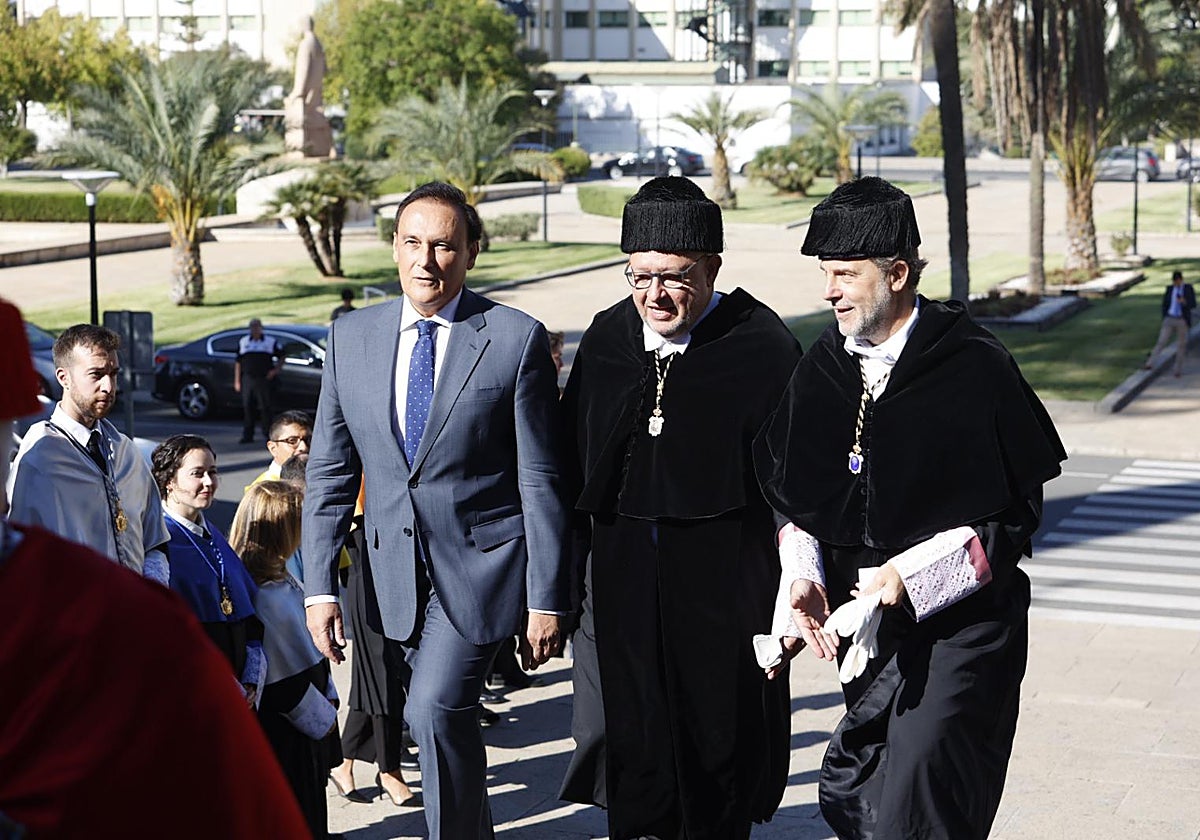 El rector de la UCO, Manuel Torralbo (c), este viernes en el inicio del curso universitario 2023-24