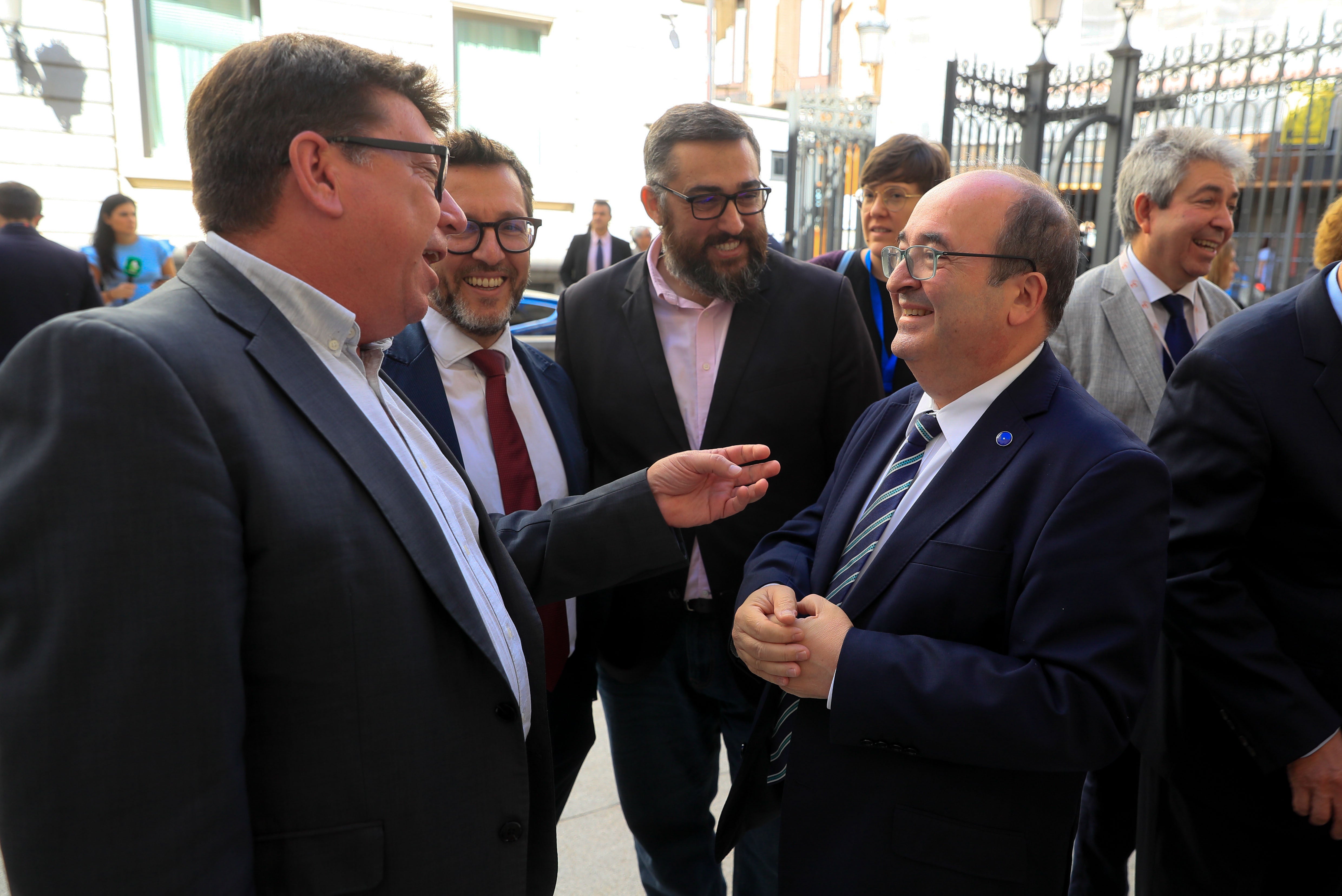 El ministro de Cultura y Deportes, Miquel Iceta (d) conversa en la entrada del Congreso de los Diputados