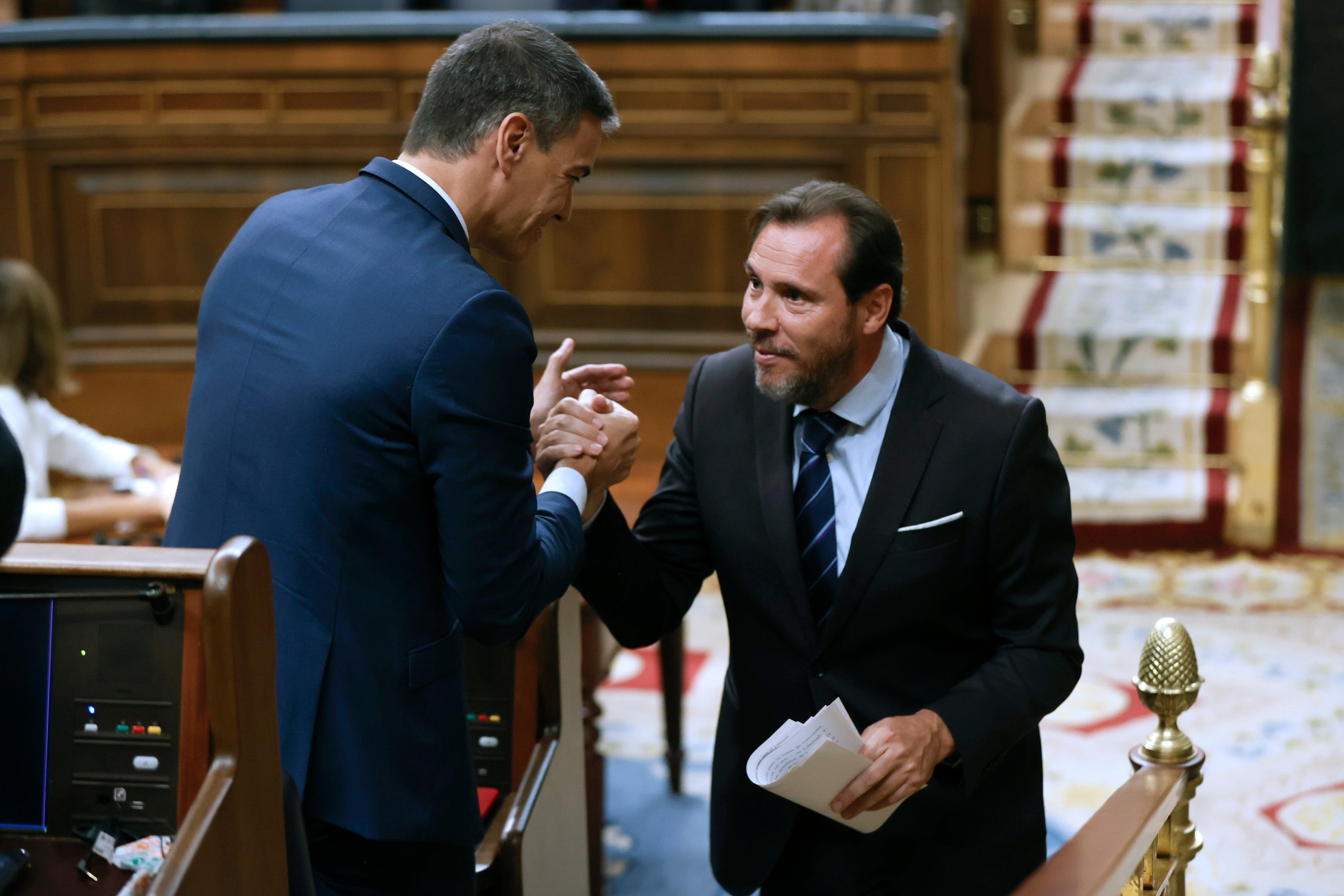 El diputado socialista, Óscar Puente (d) recibe la felicitación del presidente del Gobierno en funciones, Pedro Sánchez (i) tras la réplica al líder del Partido Popular