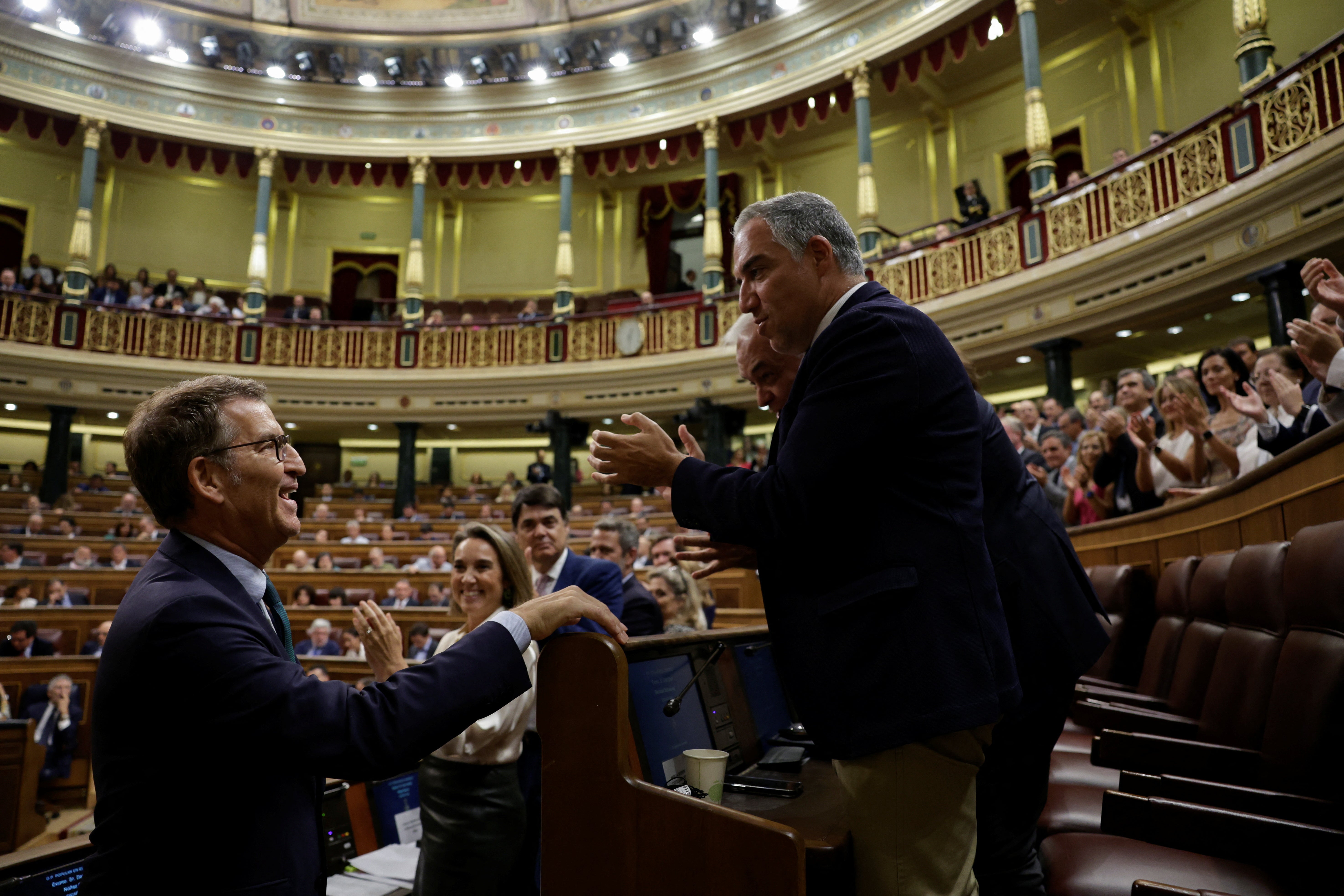 Alberto Núñez Feijóo recibe aplausos después de su discurso 
