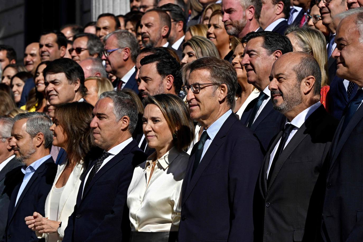 El líder del Partido Popular y candidato a la presidencia del Gobierno, Alberto Núñez Feijoo (CR), junto al resto del grupo parlamentario del PP