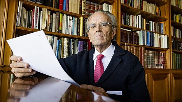 El abogado revisa unos papeles