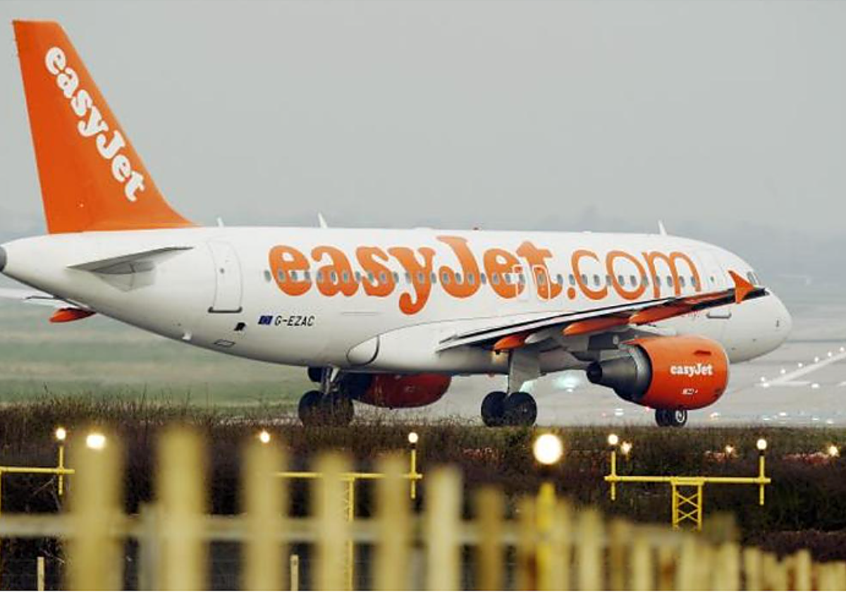 Un avión de Easyjet en foto de archivo