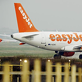 Ocho pasajeros violentos obligan a desviar un vuelo a Lanzarote