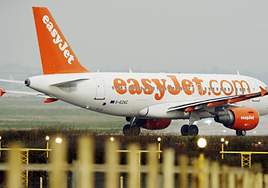 Ocho pasajeros violentos obligan a desviar un vuelo a Lanzarote