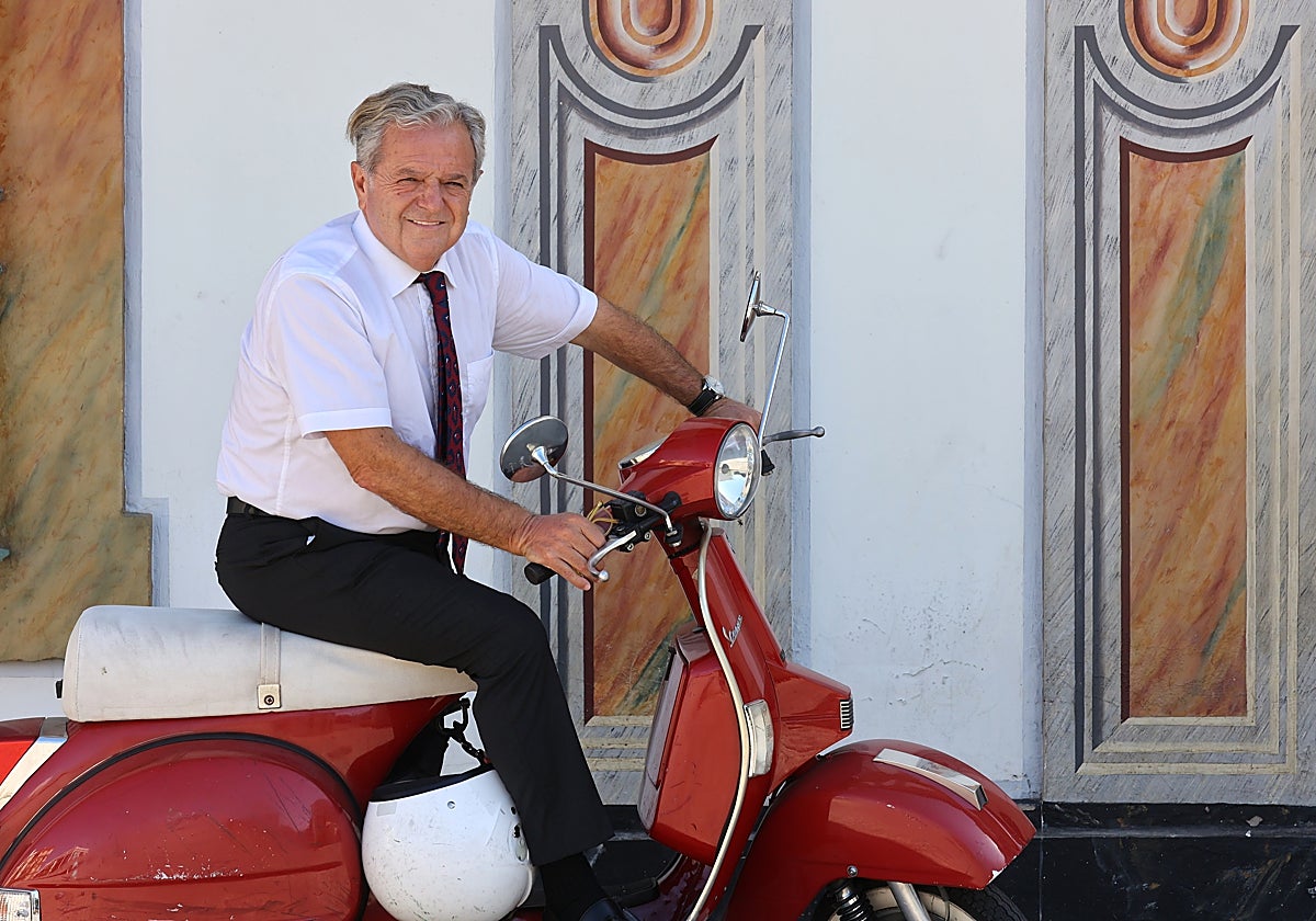 Salvador Fuentes posa para ABC sobre su vespa delante de la fachada de la Diputación de Córdoba