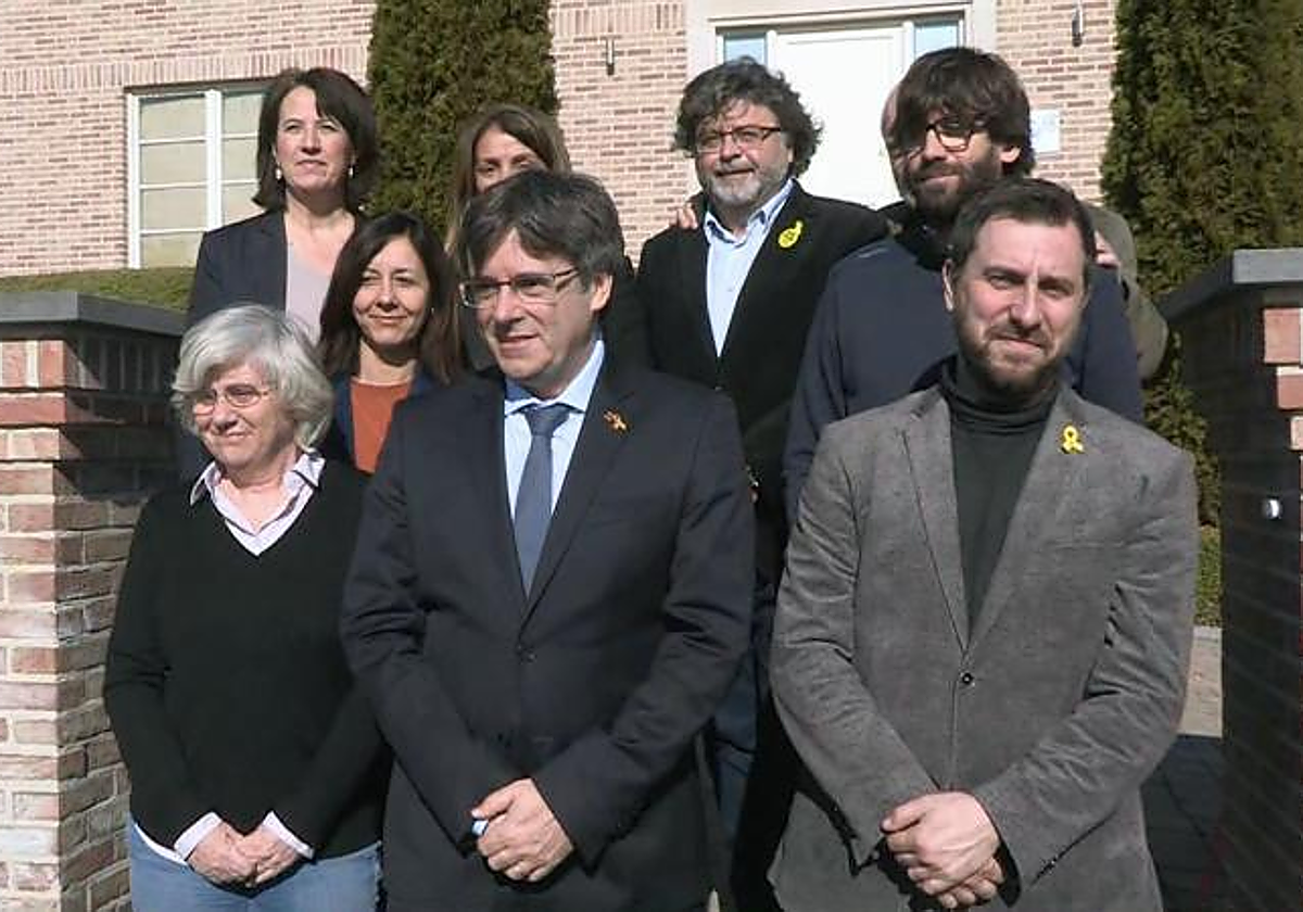 Imagen de una reunión del gobierno del Consell de la República en 2019, en Waterloo (Bélgica), con Carles Puigdemont y Toni Comín, en primer término