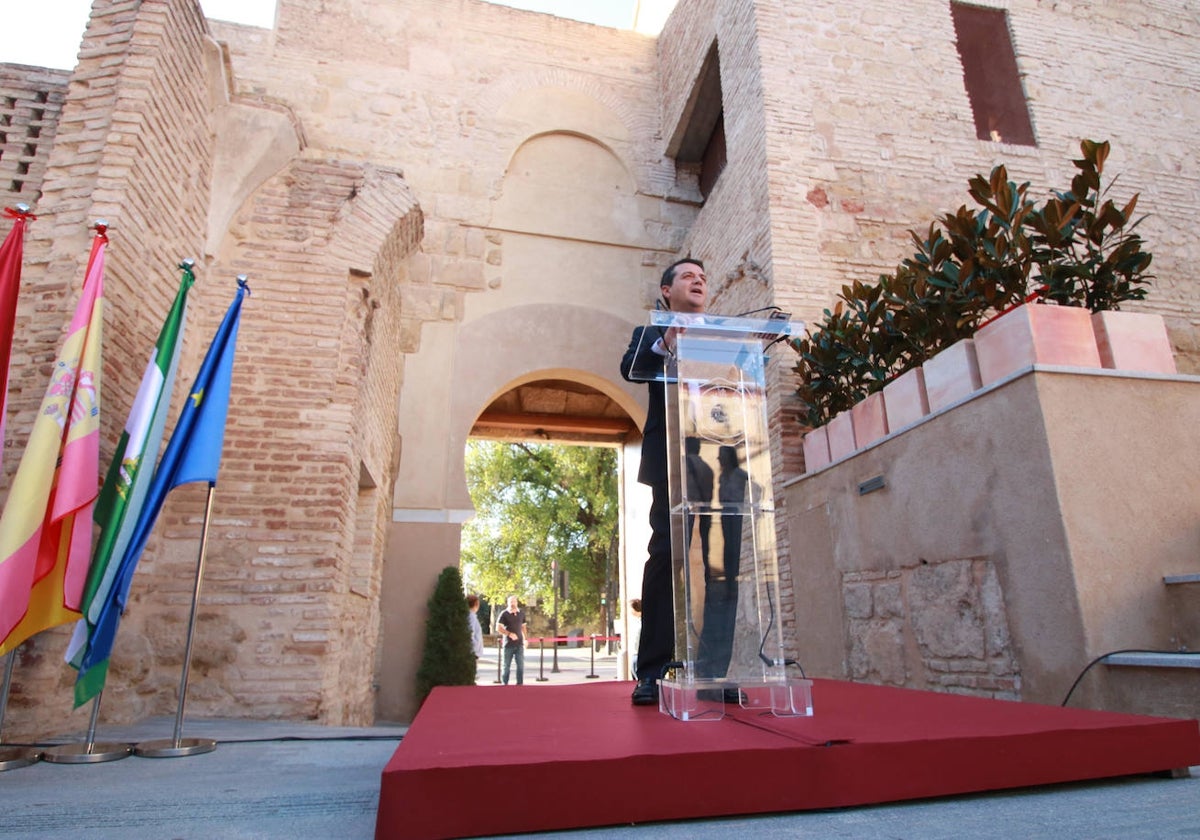 El alcalde, José María Bellido, ante la nueva puerta del Alcázar