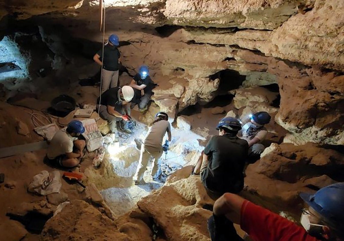 Grupo de investigadores en el yacimiento Ruidera-Los Villares, en Ciudad Real