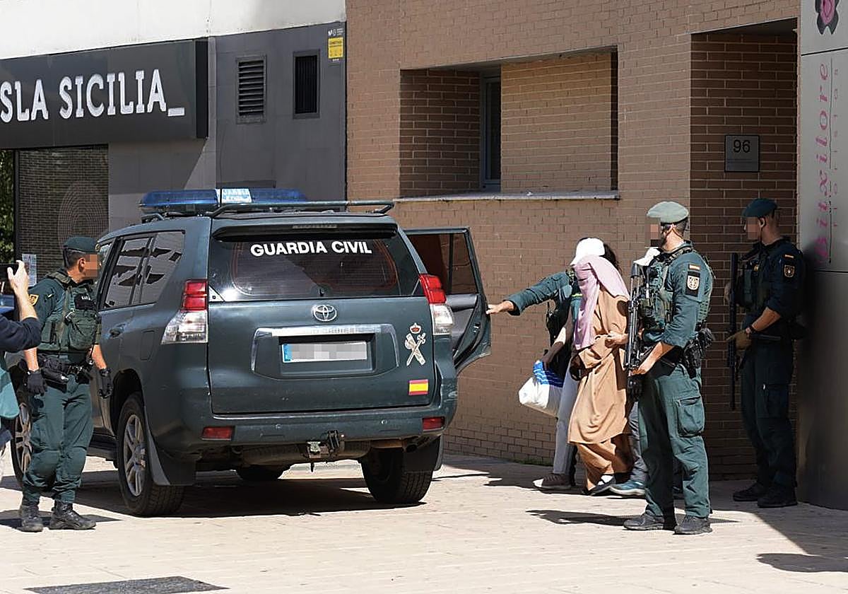 Agentes de la Guardia Civil trasladan a la mujer que ha sido detenida en el barrio de Zabalgana de Vitoria