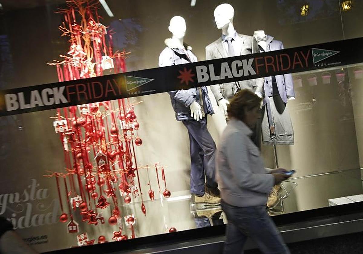 Un escaparate en Sevilla con las ofertas para el Black Friday