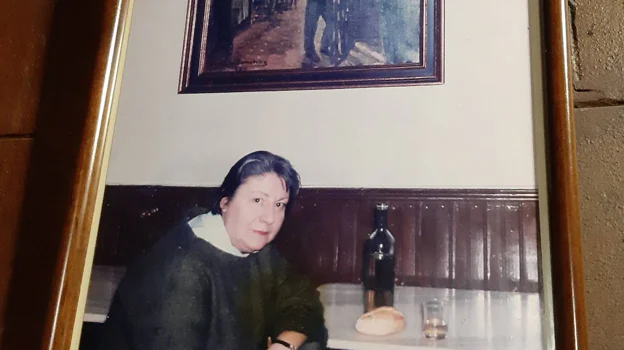 Foto de Gloria Fuertes en la Casa Antonio Sánchez, que cuelga hoy en la pared de la bodega donde ambos se reunieron para charlar y tomar algo